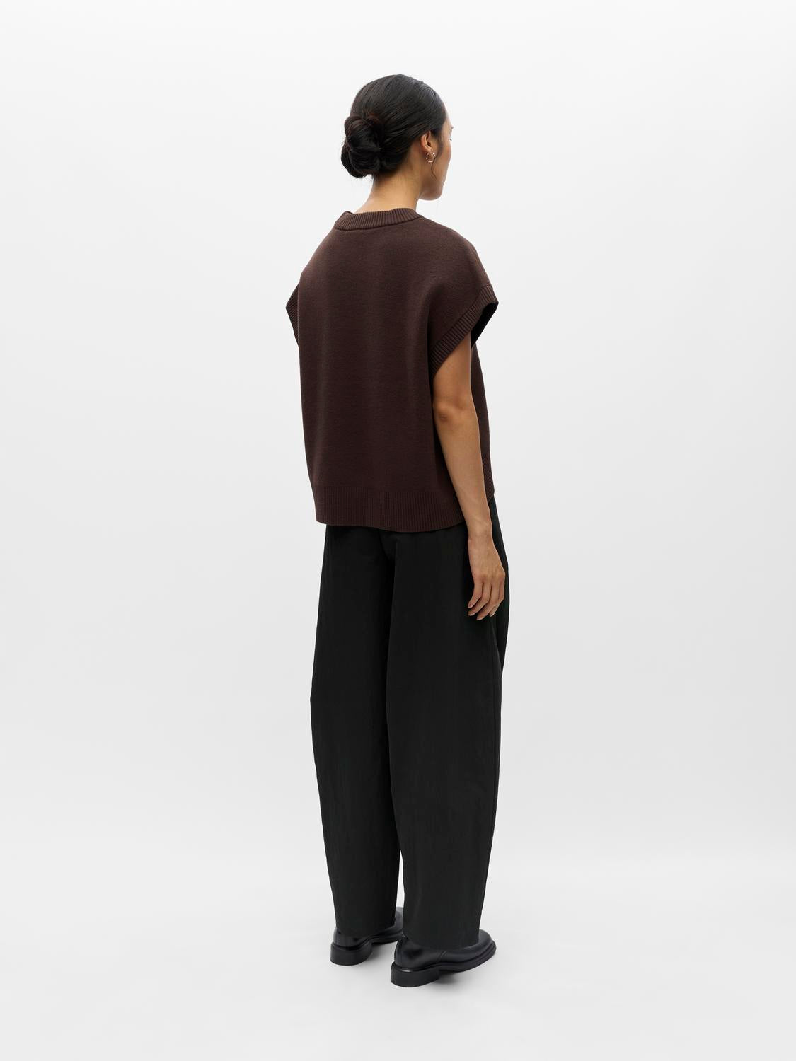 model_shot-back